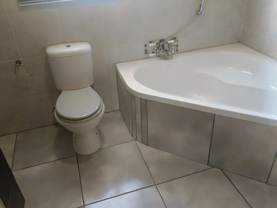To Let 4 Bedroom Property for Rent in Riebeeckstad Free State